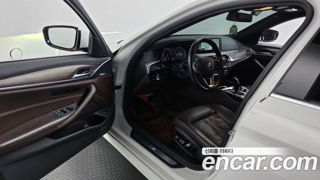 BMW 5-Series 2018 — photo 10