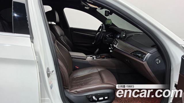 BMW 5-Series 2018 — photo 11