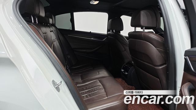 BMW 5-Series 2018 — photo 12