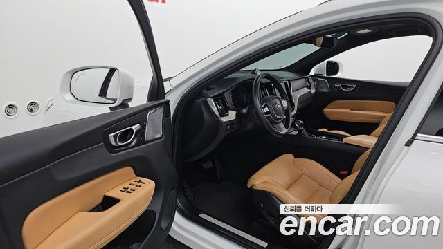 Volvo XC60 2019 — photo 13