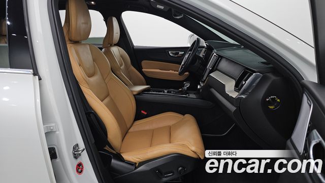 Volvo XC60 2019 — photo 17