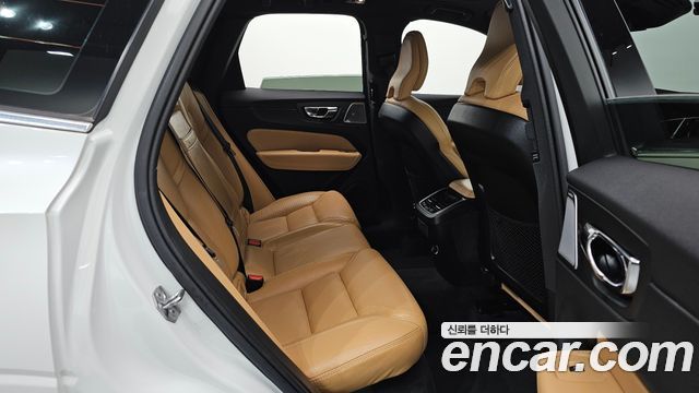 Volvo XC60 2019 — photo 18