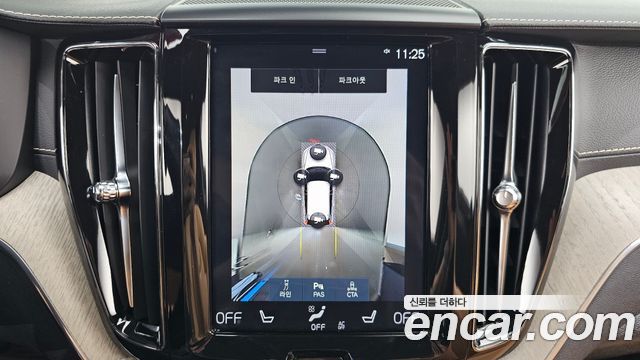 Volvo XC60 2019 — photo 21