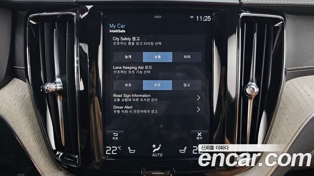 Volvo XC60 2019 — photo 25