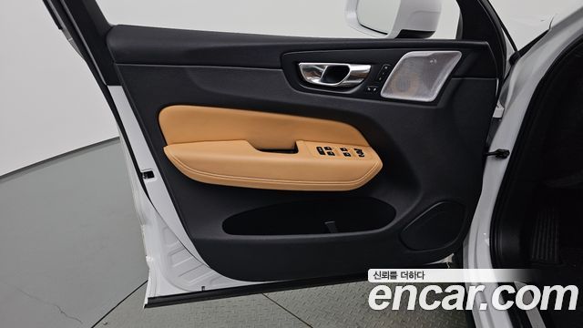 Volvo XC60 2019 — photo 14