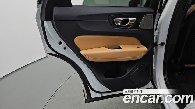 Volvo XC60 2019 — photo 15