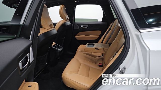 Volvo XC60 2019 — photo 16