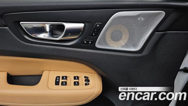 Volvo XC60 2019 — photo 30