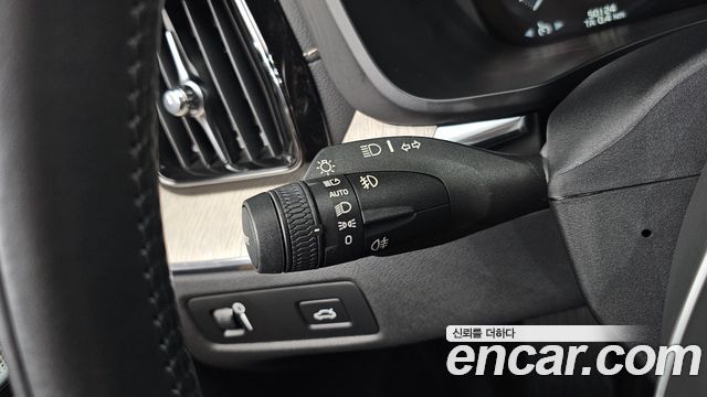 Volvo XC60 2019 — photo 31