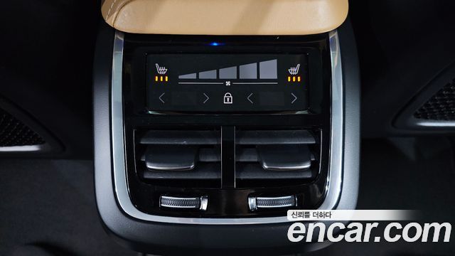 Volvo XC60 2019 — photo 33