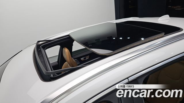 Volvo XC60 2019 — photo 34