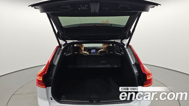 Volvo XC60 2019 — photo 35