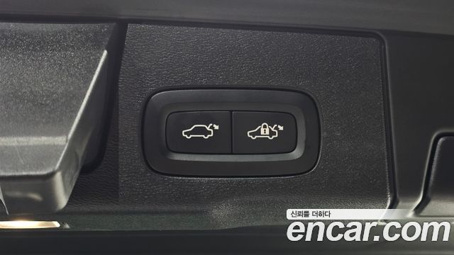 Volvo XC60 2019 — photo 36