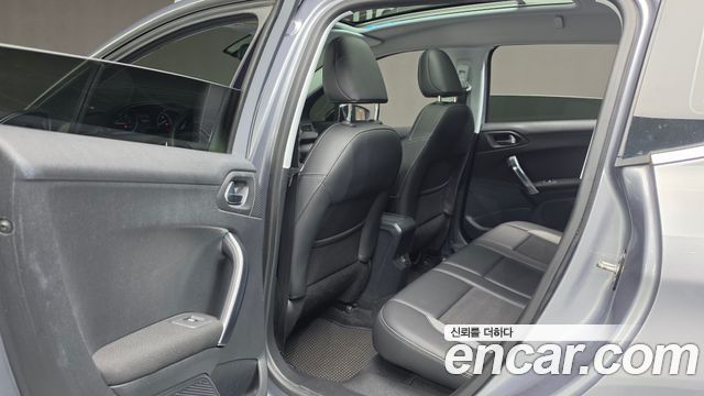 Peugeot 2008 2015 — photo 17