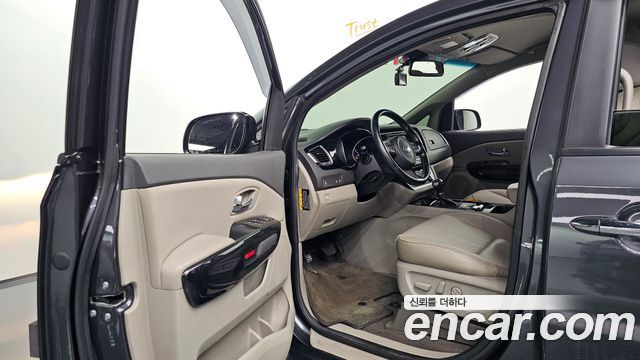 Kia Canival 2015 — photo 13