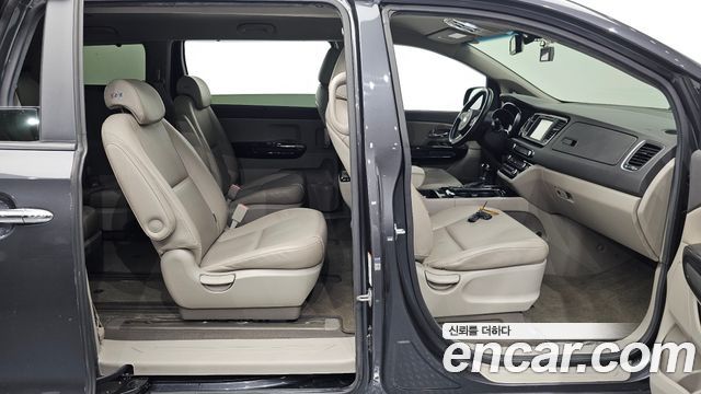 Kia Canival 2015 — photo 18