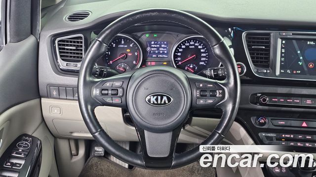Kia Canival 2015 — photo 22