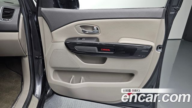 Kia Canival 2015 — photo 15
