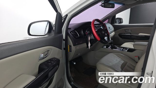 Kia Canival 2015 — photo 10