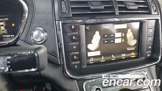 Lincoln Continental 2017 — photo 12