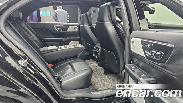 Lincoln Continental 2017 — photo 17
