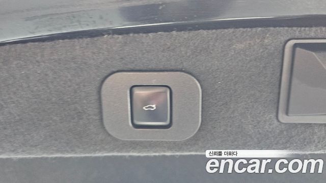 Lincoln Continental 2017 — photo 25