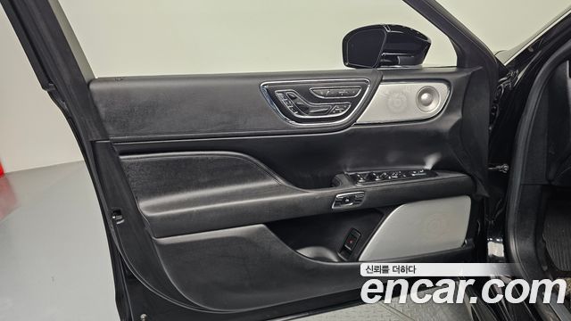 Lincoln Continental 2017 — photo 14