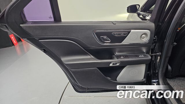 Lincoln Continental 2017 — photo 15