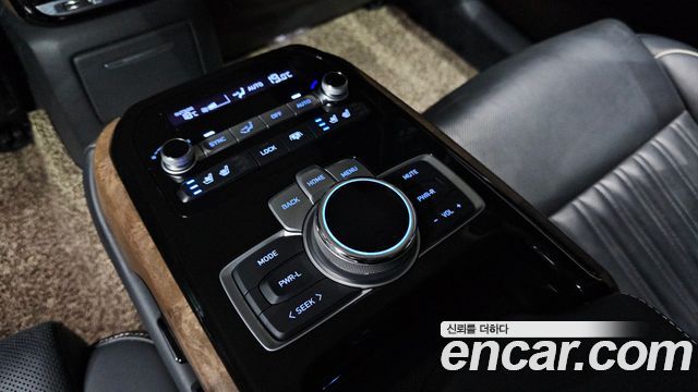 Genesis G90 2019 — photo 25