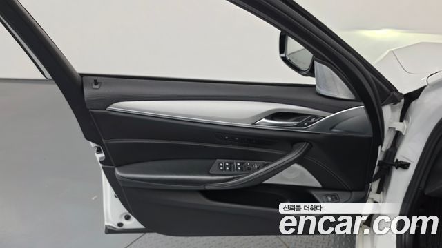 BMW 5-Series 2019 — photo 14