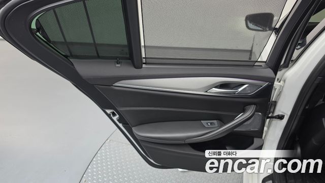 BMW 5-Series 2019 — photo 15