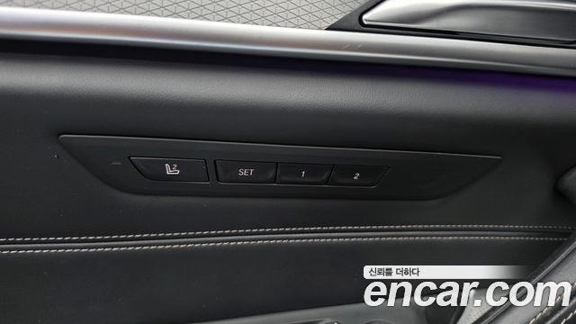 BMW 5-Series 2019 — photo 32