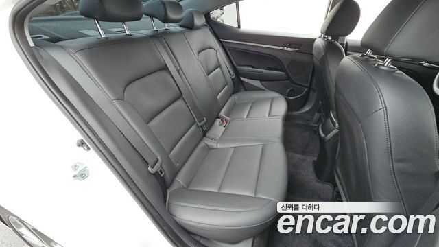 Hyundai AVANTE 2018 — photo 17