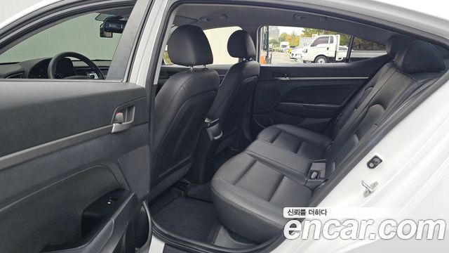Hyundai AVANTE 2018 — photo 18