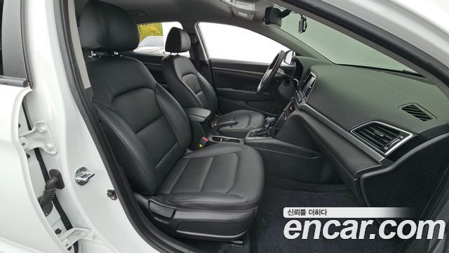 Hyundai AVANTE 2018 — photo 16