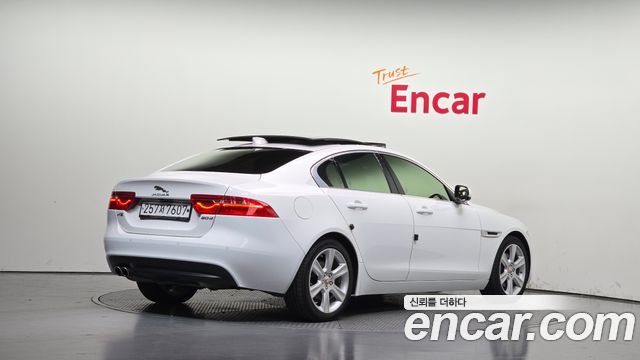Jaguar XE 2019 — photo 2