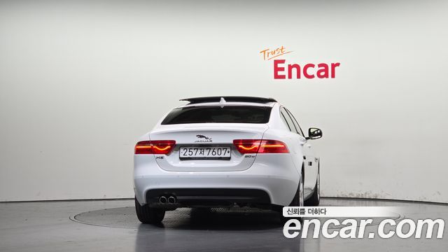Jaguar XE 2019 — photo 4