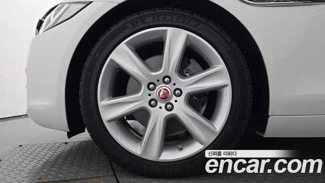 Jaguar XE 2019 — photo 5