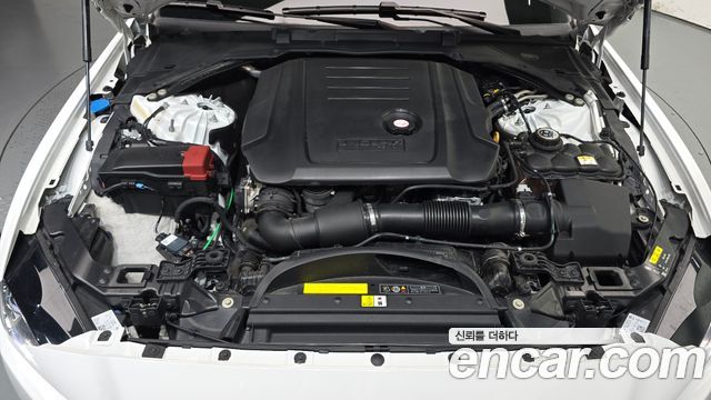 Jaguar XE 2019 — photo 6