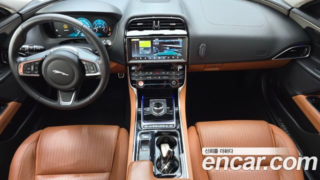 Jaguar XE 2019 — photo 7