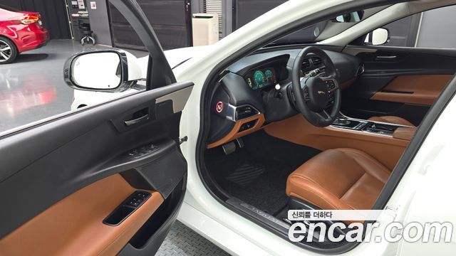 Jaguar XE 2019 — photo 10