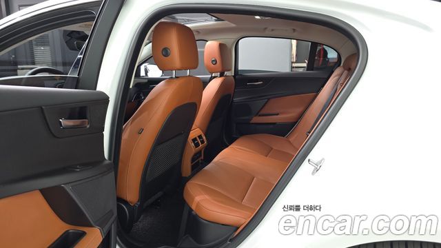 Jaguar XE 2019 — photo 11