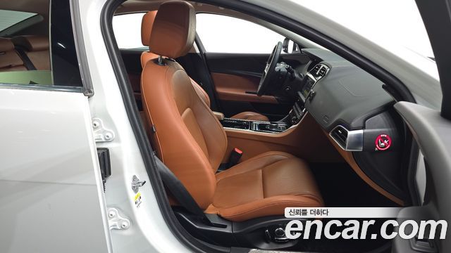 Jaguar XE 2019 — photo 12