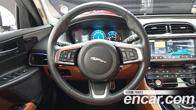 Jaguar XE 2019 — photo 13
