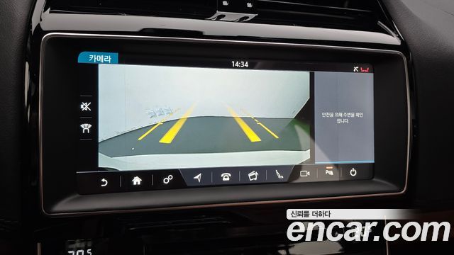 Jaguar XE 2019 — photo 15