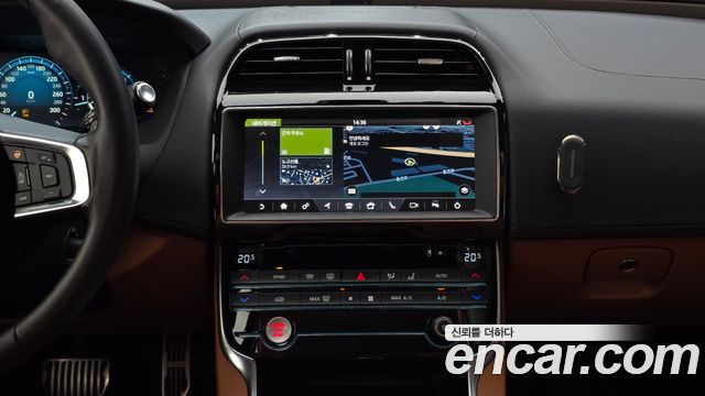 Jaguar XE 2019 — photo 18