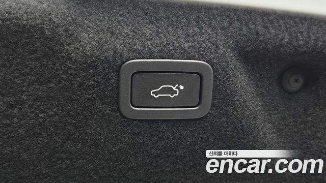 Jaguar XE 2019 — photo 19