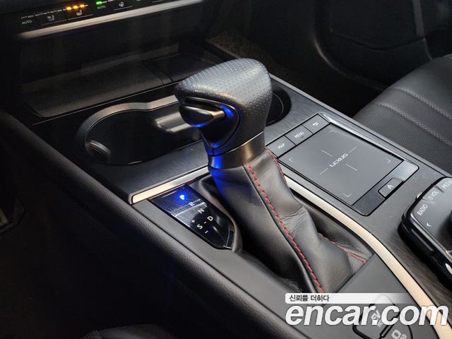 Lexus UX 2021 — photo 13