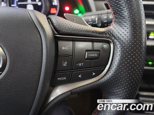 Lexus UX 2021 — photo 16