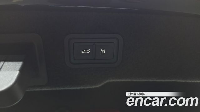 Audi A8 2021 — photo 23